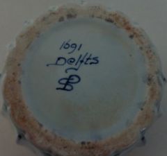 Delfts pottery ceramic pot mark